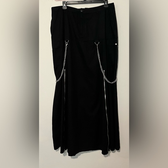Hot Topic Dresses & Skirts - Hot Topic Black Skirt with Silver Chain Detail